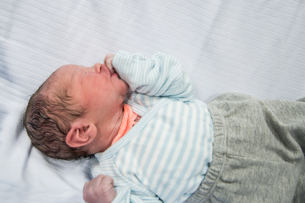 Cobertura fotográfica de parto nascimento cesárea parto normal parto humanizado maternidade menina recém nascida mãe pai obstetra sala de parto niteroi rio de janeiro são Gonçalo