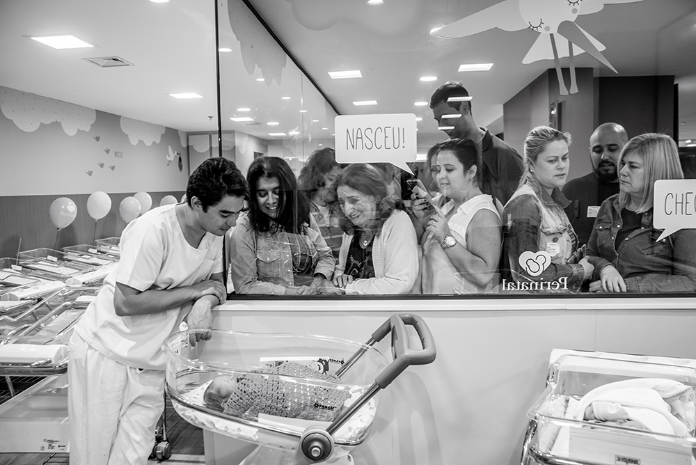 Cobertura fotográfica de parto nascimento cesárea parto normal parto humanizado maternidade menina recém nascida mãe pai obstetra sala de parto niteroi rio de janeiro são Gonçalo