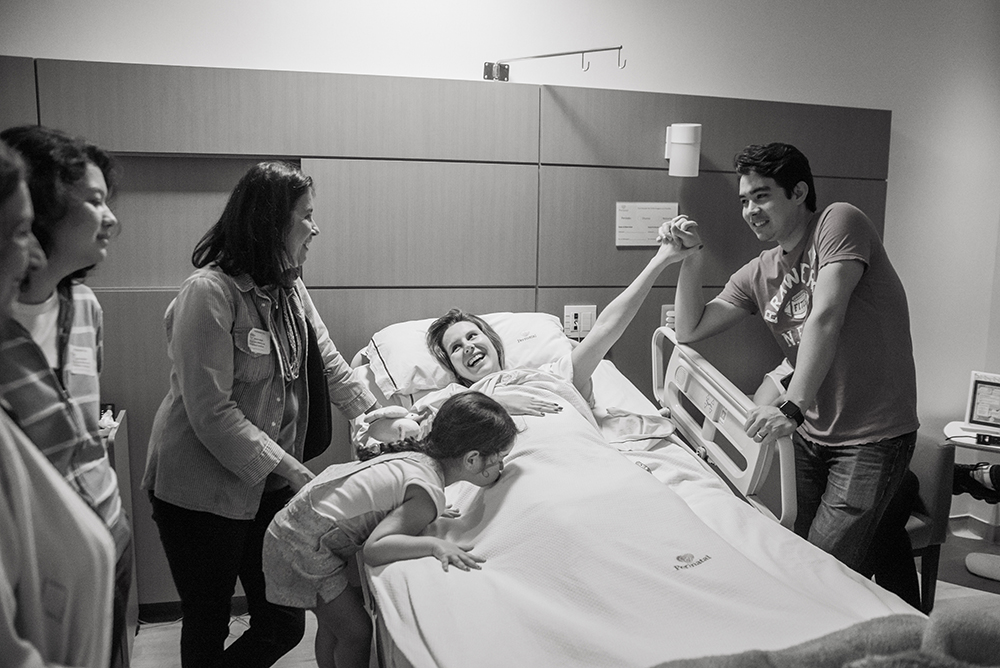 Cobertura fotográfica de parto nascimento cesárea parto normal parto humanizado maternidade menina recém nascida mãe pai obstetra sala de parto niteroi rio de janeiro são Gonçalo