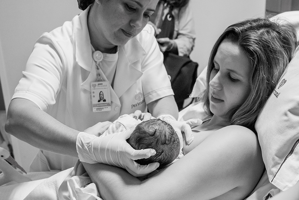 Cobertura fotográfica de parto nascimento cesárea parto normal parto humanizado maternidade menina recém nascida mãe pai obstetra sala de parto niteroi rio de janeiro são Gonçalo