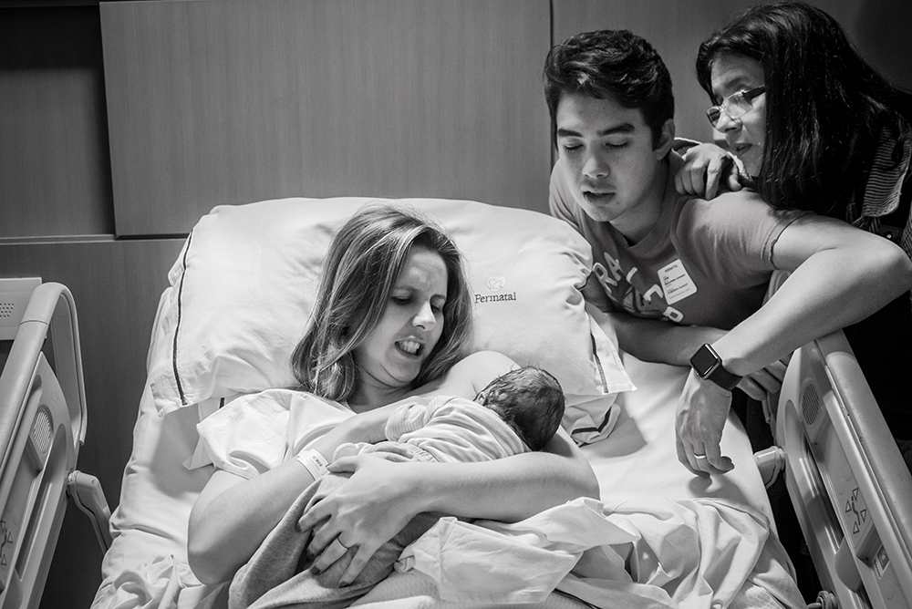 Cobertura fotográfica de parto nascimento cesárea parto normal parto humanizado maternidade menina recém nascida mãe pai obstetra sala de parto niteroi rio de janeiro são Gonçalo