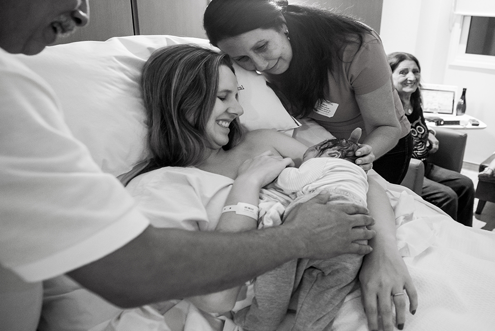 Cobertura fotográfica de parto nascimento cesárea parto normal parto humanizado maternidade menina recém nascida mãe pai obstetra sala de parto niteroi rio de janeiro são Gonçalo