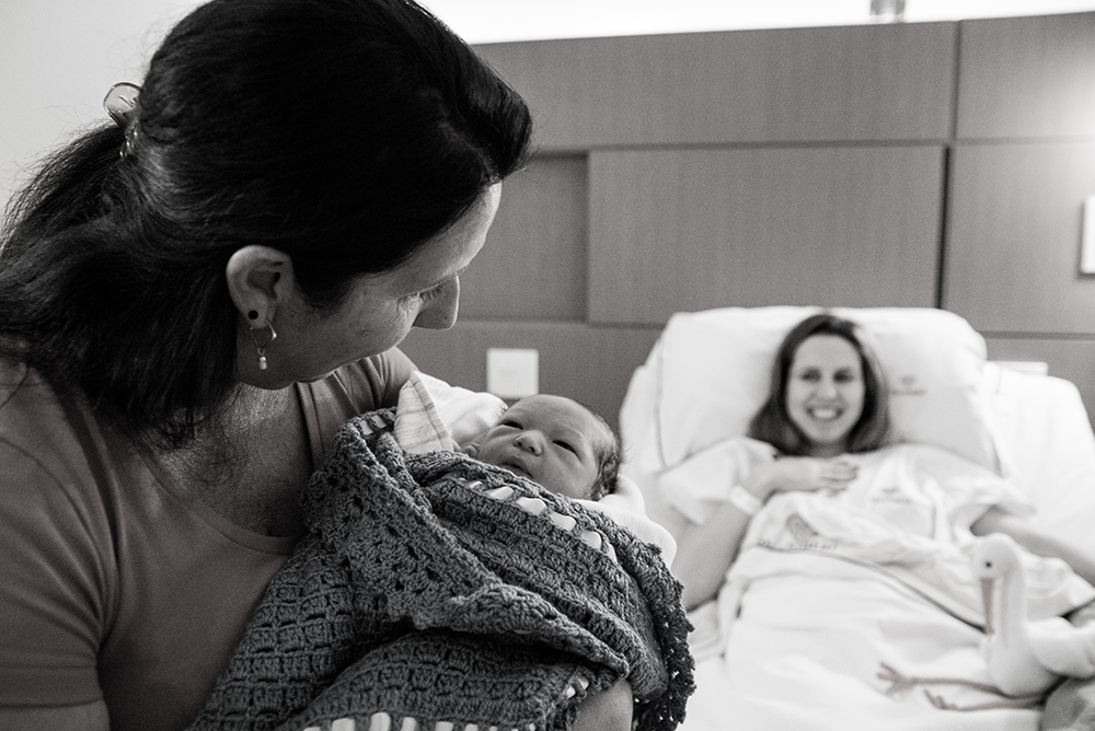 Cobertura fotográfica de parto nascimento cesárea parto normal parto humanizado maternidade menina recém nascida mãe pai obstetra sala de parto niteroi rio de janeiro são Gonçalo