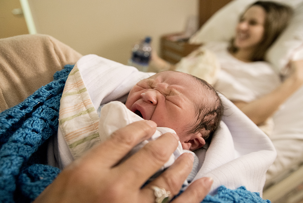 Cobertura fotográfica de parto nascimento cesárea parto normal parto humanizado maternidade menina recém nascida mãe pai obstetra sala de parto niteroi rio de janeiro são Gonçalo