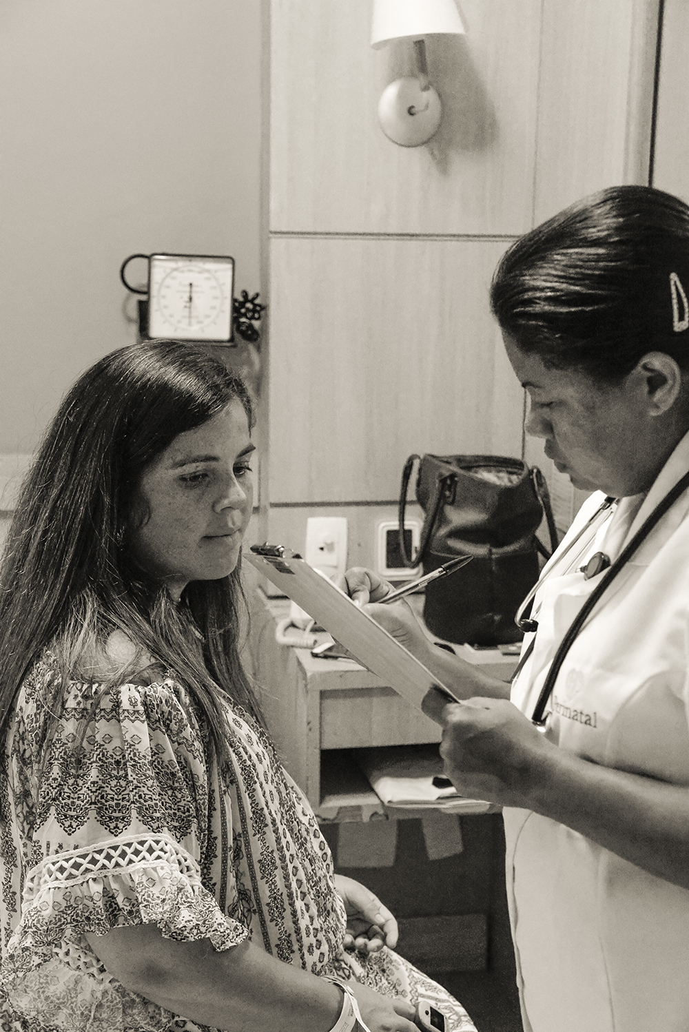 Cobertura fotográfica de parto nascimento cesárea parto normal maternidade menina recém nascida mãe pai obstetra sala de parto niteroi rio de janeiro são Gonçalo