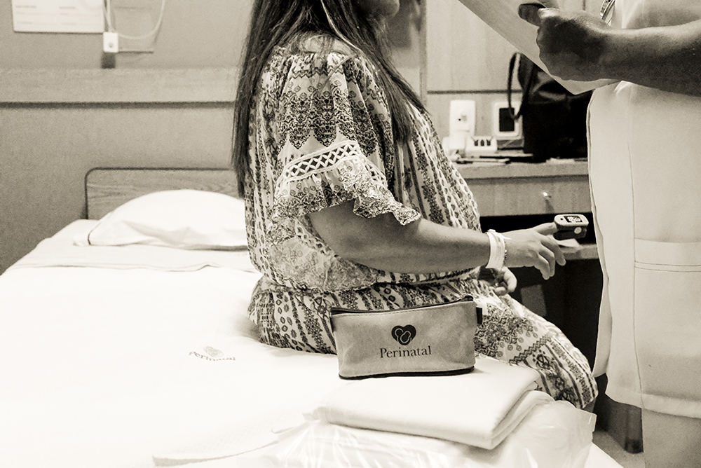 Cobertura fotográfica de parto nascimento cesárea parto normal maternidade menina recém nascida mãe pai obstetra sala de parto niteroi rio de janeiro são Gonçalo