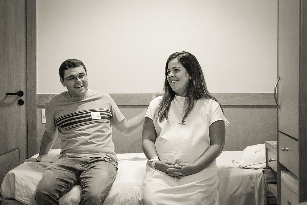 Cobertura fotográfica de parto nascimento cesárea parto normal maternidade menina recém nascida mãe pai obstetra sala de parto niteroi rio de janeiro são Gonçalo