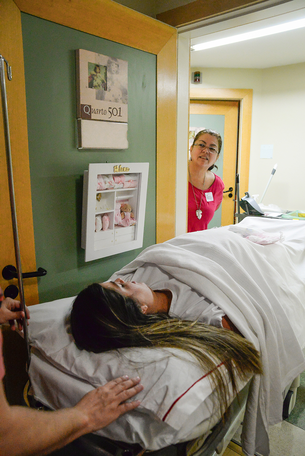 Cobertura fotográfica de parto nascimento cesárea parto normal maternidade menina recém nascida mãe pai obstetra sala de parto niteroi rio de janeiro são Gonçalo