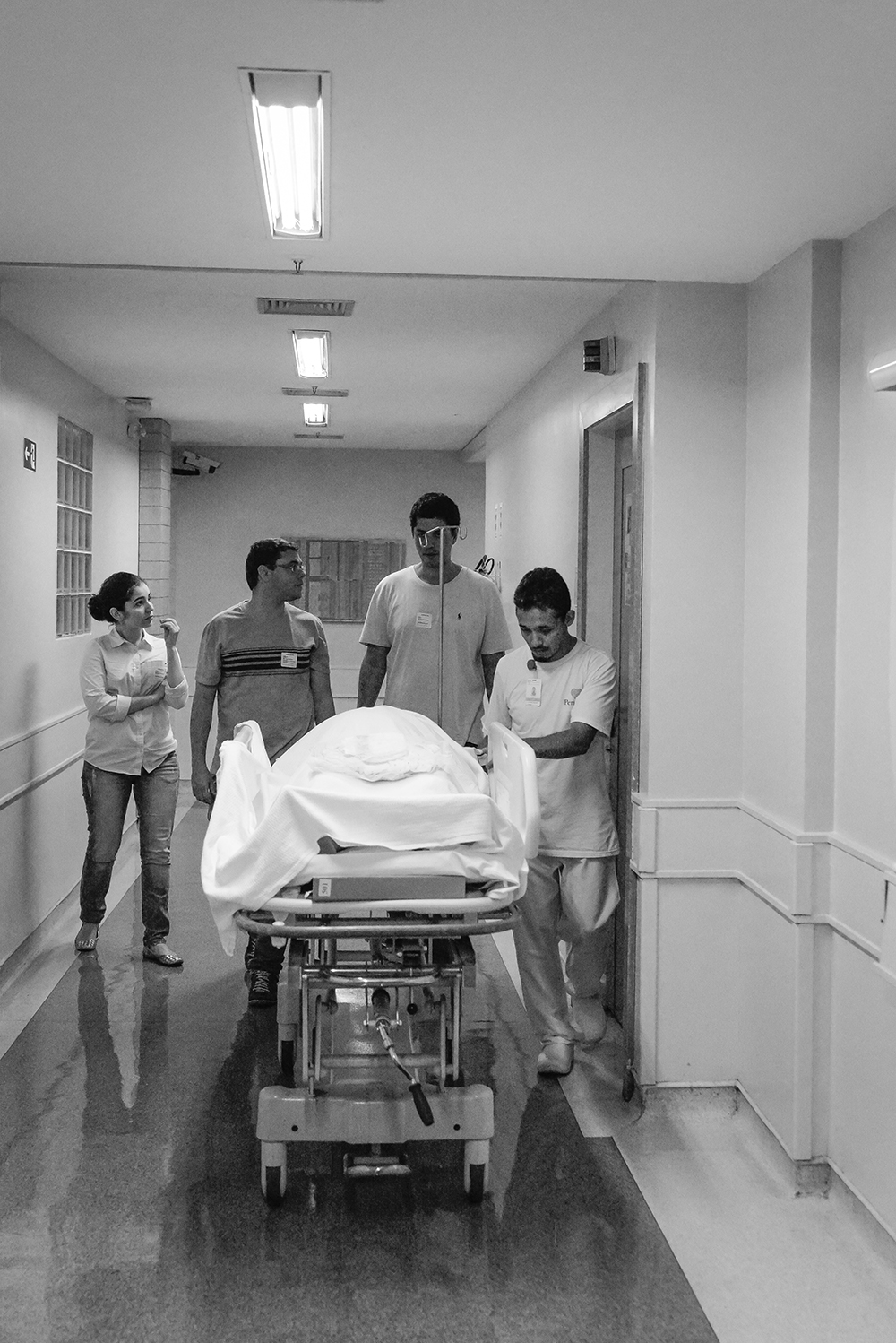 Cobertura fotográfica de parto nascimento cesárea parto normal maternidade menina recém nascida mãe pai obstetra sala de parto niteroi rio de janeiro são Gonçalo