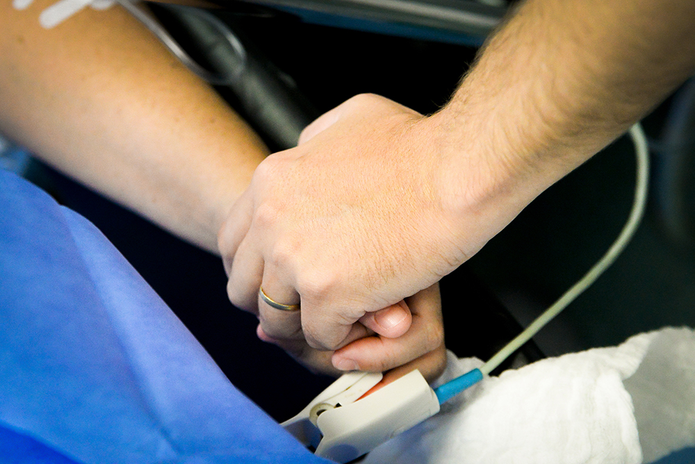 Cobertura fotográfica de parto nascimento cesárea parto normal maternidade menina recém nascida mãe pai obstetra sala de parto niteroi rio de janeiro são Gonçalo