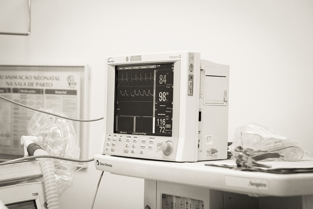 Cobertura fotográfica de parto nascimento cesárea parto normal maternidade menina recém nascida mãe pai obstetra sala de parto niteroi rio de janeiro são Gonçalo