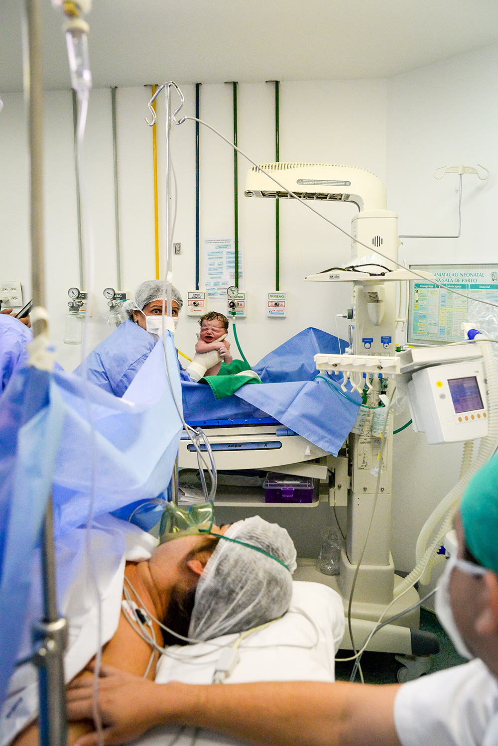 Cobertura fotográfica de parto nascimento cesárea parto normal maternidade menina recém nascida mãe pai obstetra sala de parto niteroi rio de janeiro são Gonçalo