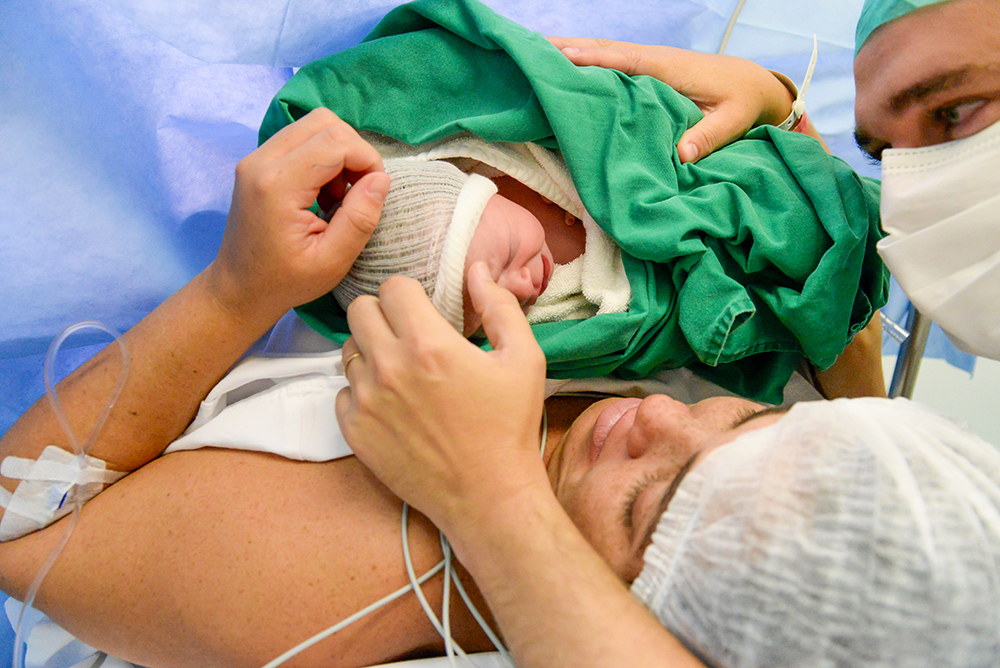Cobertura fotográfica de parto nascimento cesárea parto normal maternidade menina recém nascida mãe pai obstetra sala de parto niteroi rio de janeiro são Gonçalo