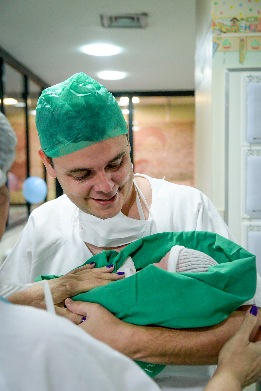 Cobertura fotográfica de parto nascimento cesárea parto normal maternidade menina recém nascida mãe pai obstetra sala de parto niteroi rio de janeiro são Gonçalo