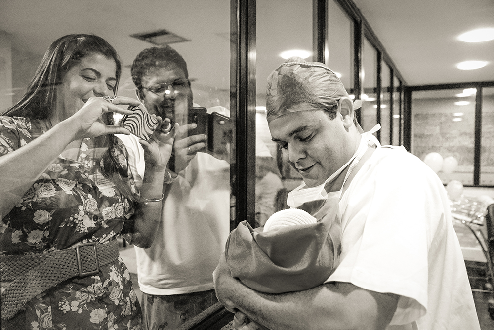 Cobertura fotográfica de parto nascimento cesárea parto normal maternidade menina recém nascida mãe pai obstetra sala de parto niteroi rio de janeiro são Gonçalo