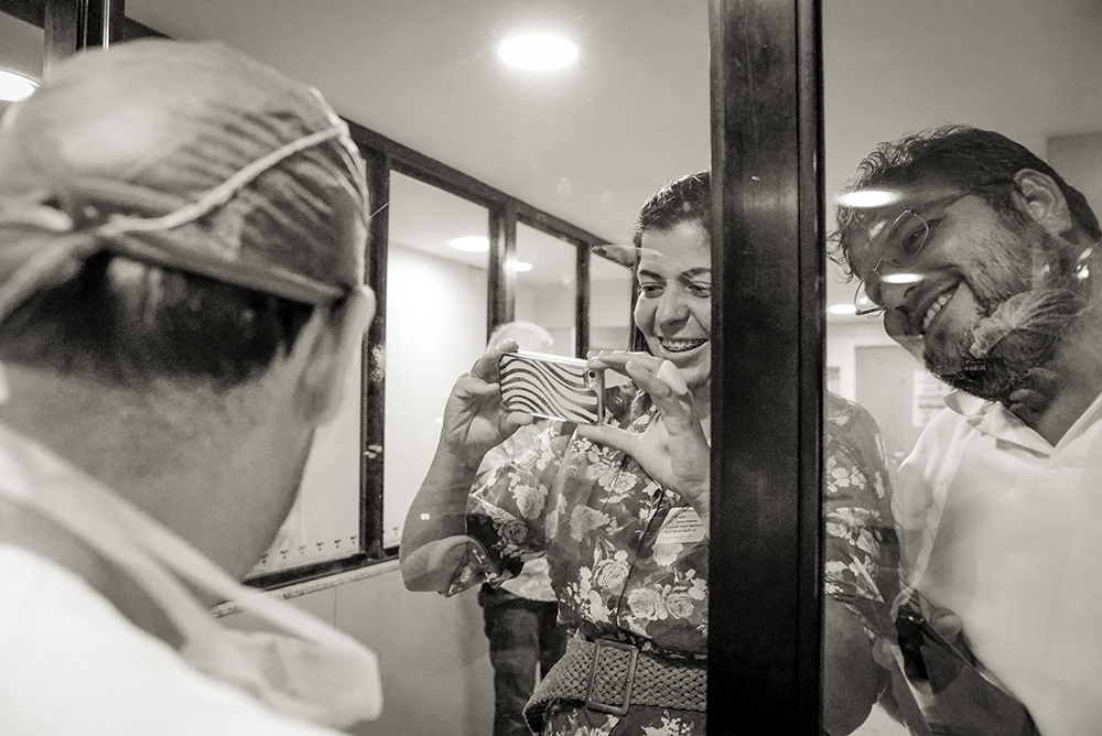 Cobertura fotográfica de parto nascimento cesárea parto normal maternidade menina recém nascida mãe pai obstetra sala de parto niteroi rio de janeiro são Gonçalo