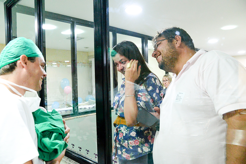 Cobertura fotográfica de parto nascimento cesárea parto normal maternidade menina recém nascida mãe pai obstetra sala de parto niteroi rio de janeiro são Gonçalo