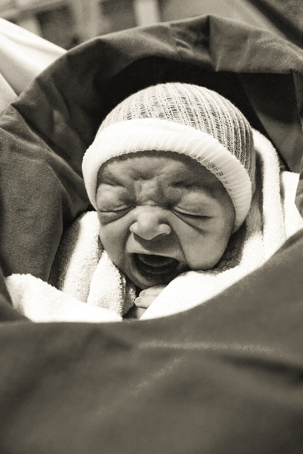 Cobertura fotográfica de parto nascimento cesárea parto normal maternidade menina recém nascida mãe pai obstetra sala de parto niteroi rio de janeiro são Gonçalo