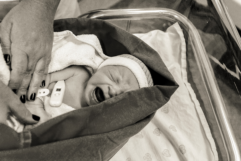 Cobertura fotográfica de parto nascimento cesárea parto normal maternidade menina recém nascida mãe pai obstetra sala de parto niteroi rio de janeiro são Gonçalo