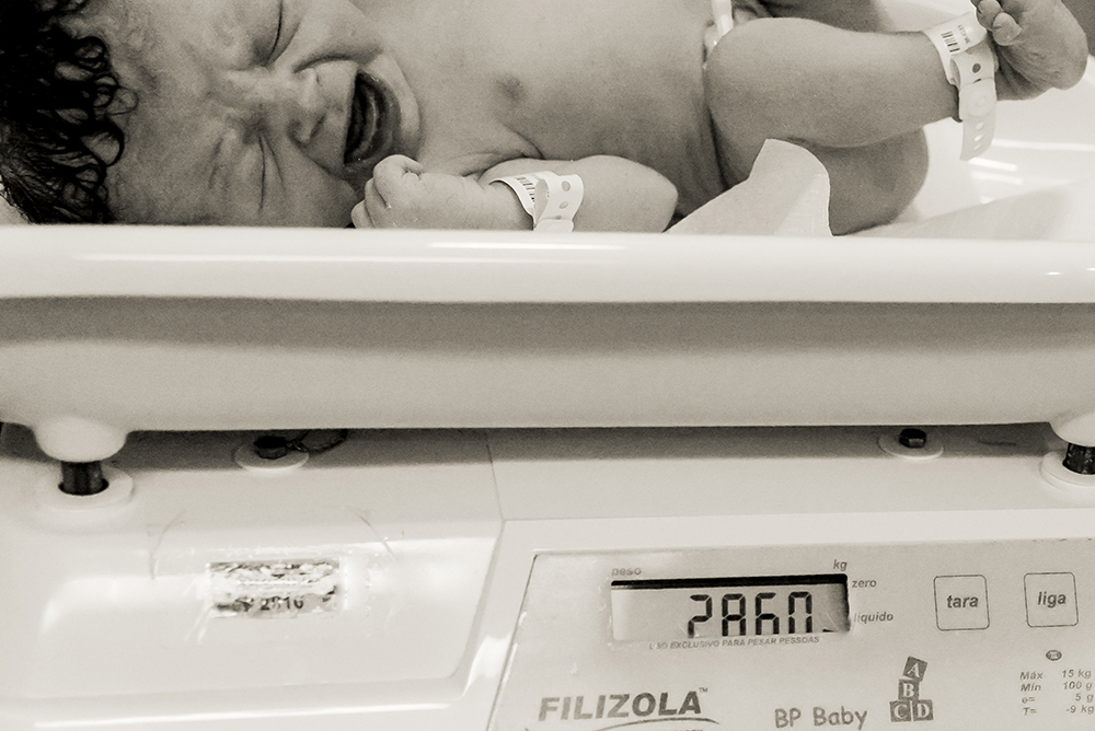 Cobertura fotográfica de parto nascimento cesárea parto normal maternidade menina recém nascida mãe pai obstetra sala de parto niteroi rio de janeiro são Gonçalo