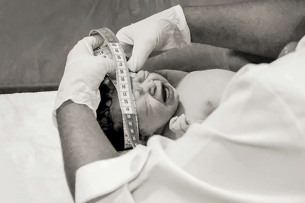 Cobertura fotográfica de parto nascimento cesárea parto normal maternidade menina recém nascida mãe pai obstetra sala de parto niteroi rio de janeiro são Gonçalo