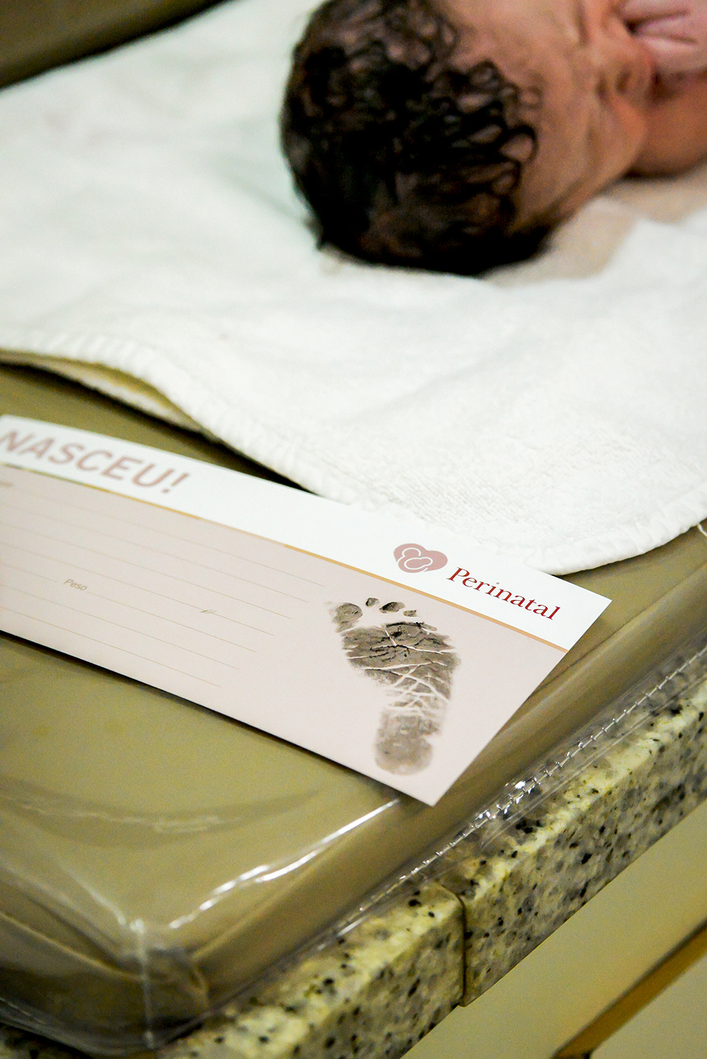 Cobertura fotográfica de parto nascimento cesárea parto normal maternidade menina recém nascida mãe pai obstetra sala de parto niteroi rio de janeiro são Gonçalo