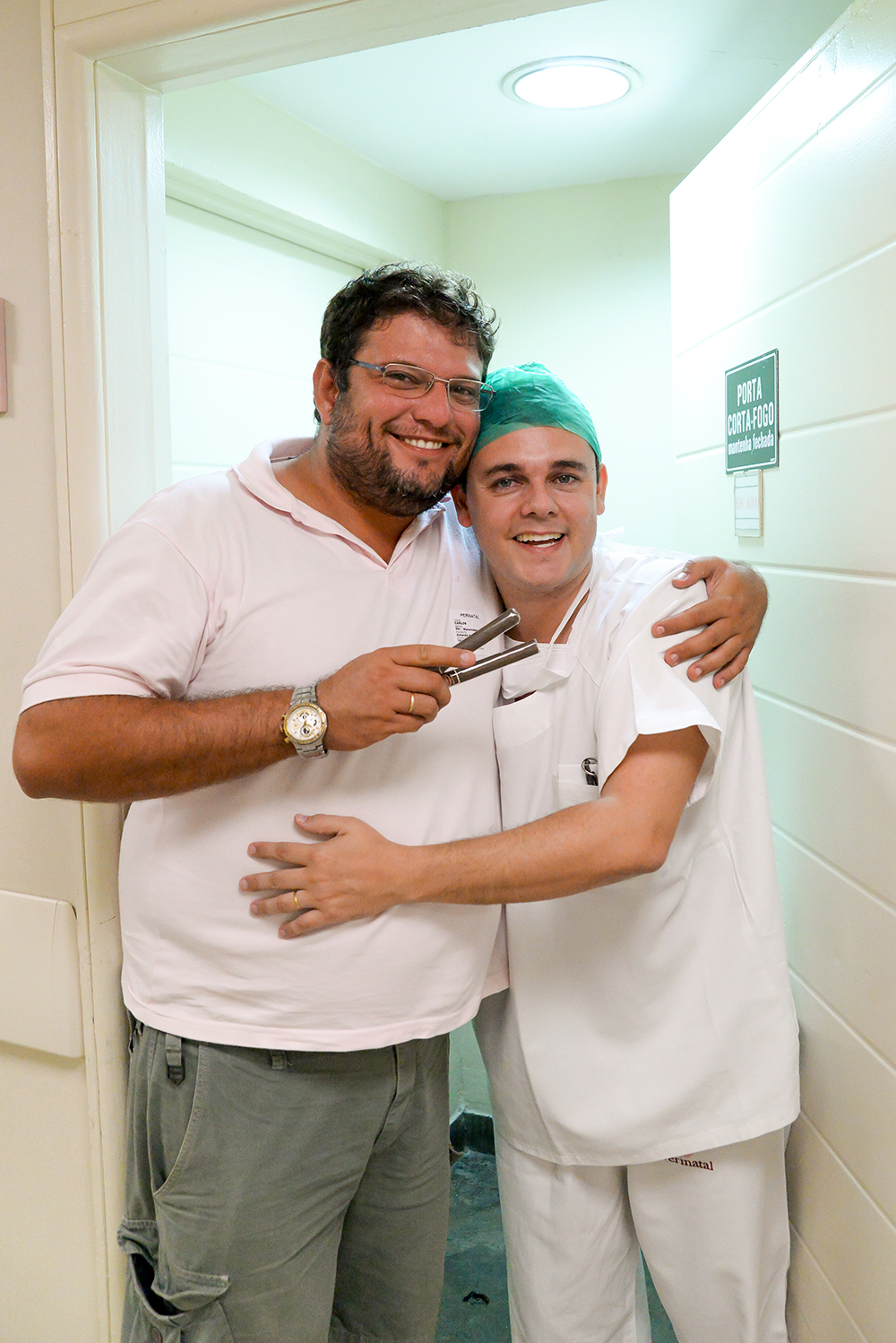 Cobertura fotográfica de parto nascimento cesárea parto normal maternidade menina recém nascida mãe pai obstetra sala de parto niteroi rio de janeiro são Gonçalo