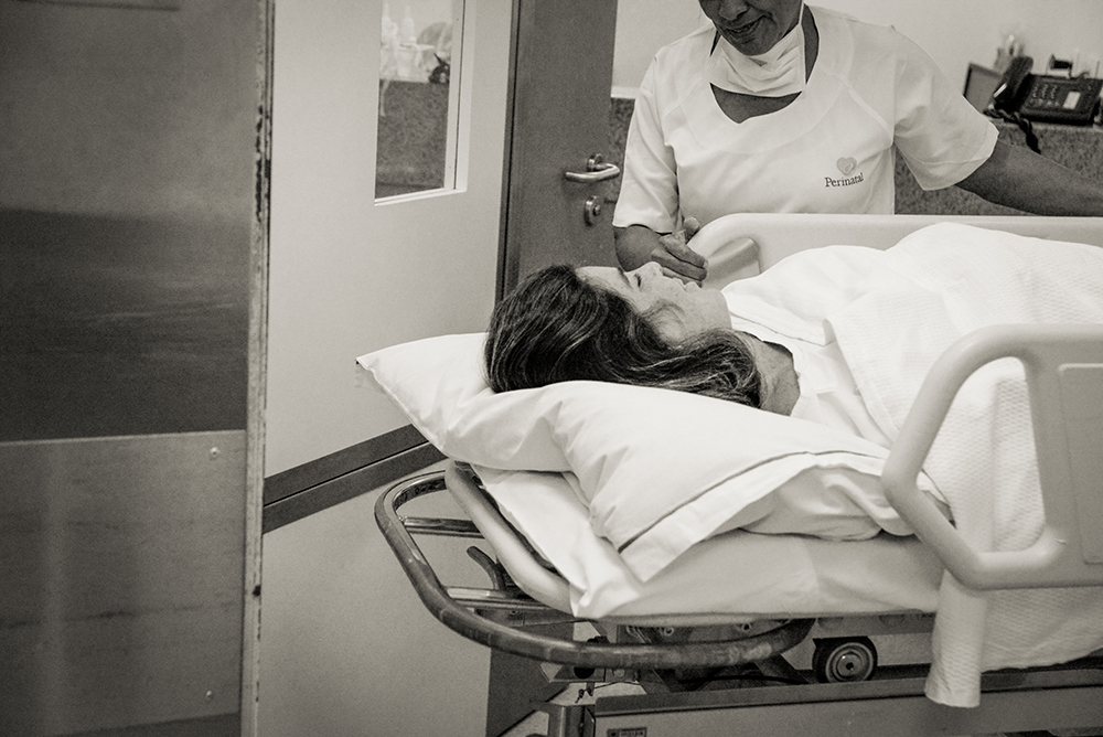 Cobertura fotográfica de parto nascimento cesárea parto normal maternidade menina recém nascida mãe pai obstetra sala de parto niteroi rio de janeiro são Gonçalo