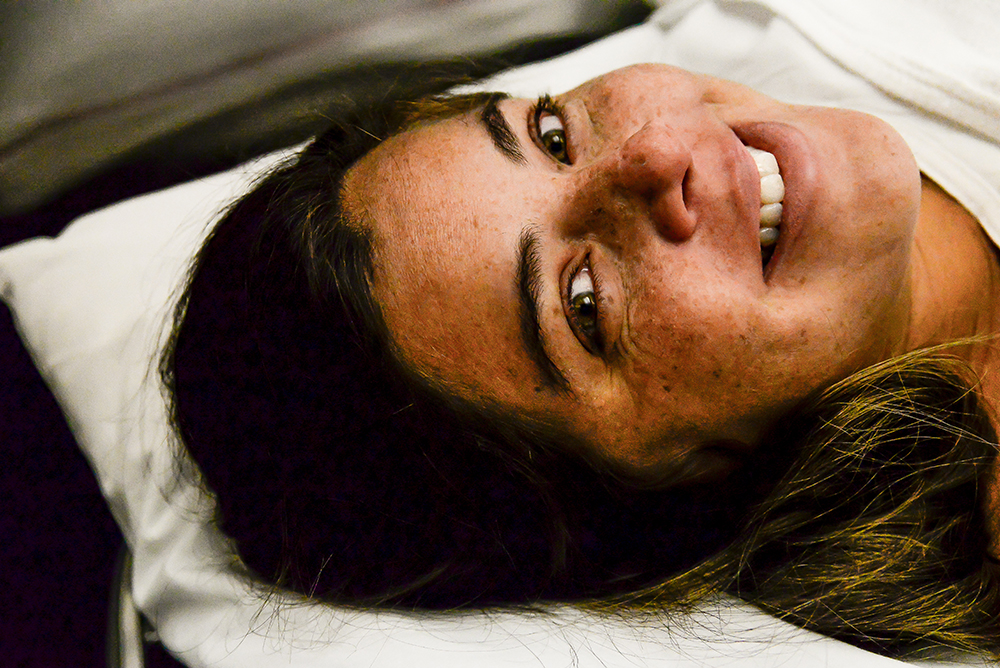 Cobertura fotográfica de parto nascimento cesárea parto normal maternidade menina recém nascida mãe pai obstetra sala de parto niteroi rio de janeiro são Gonçalo