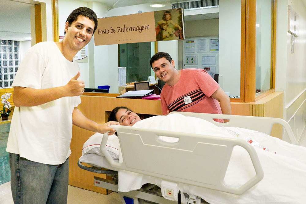 Cobertura fotográfica de parto nascimento cesárea parto normal maternidade menina recém nascida mãe pai obstetra sala de parto niteroi rio de janeiro são Gonçalo