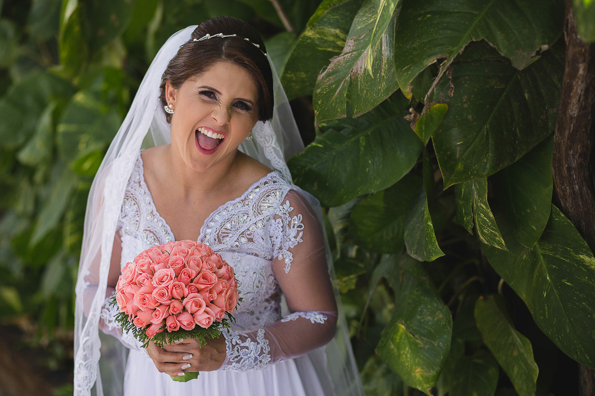 noiva sorrindo feliz