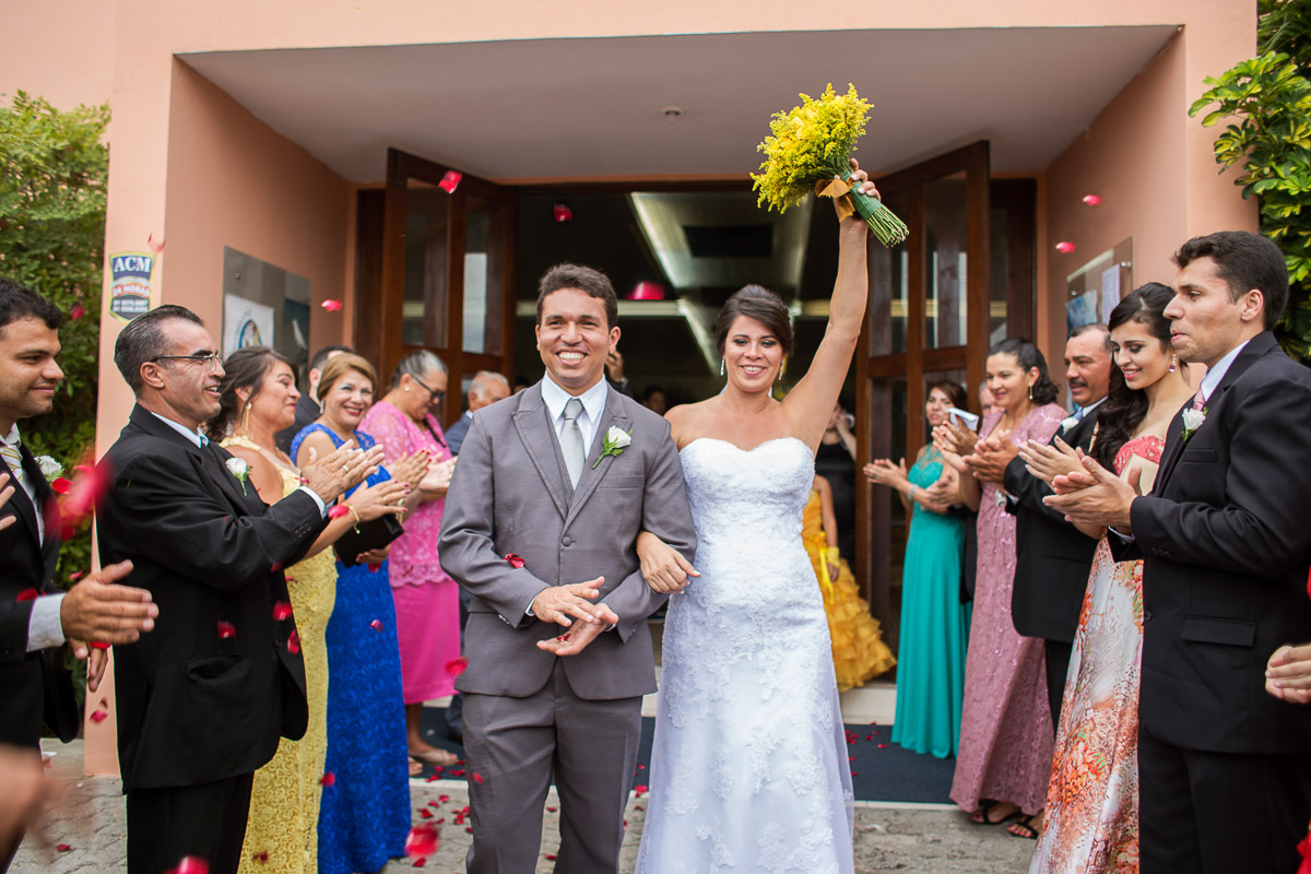 noivos saindo da igreja chuva de flores