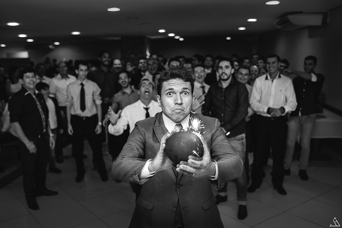 noivo jogando bomba na festa de casamento