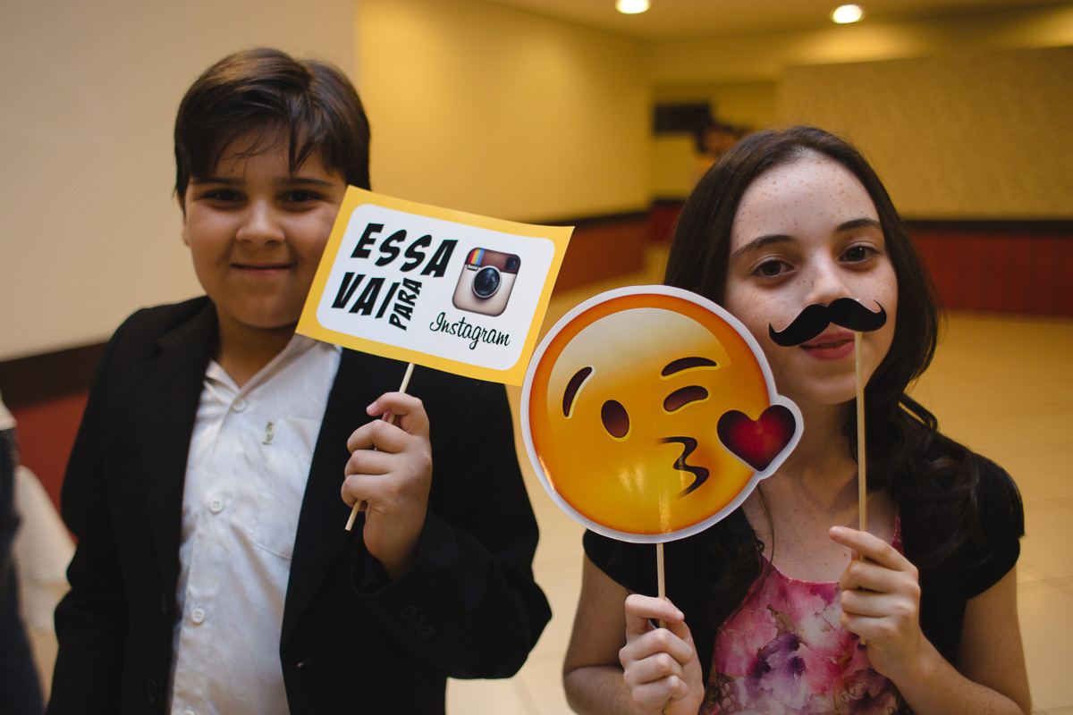 crianças brincando com plaquinhas na festa de casamento