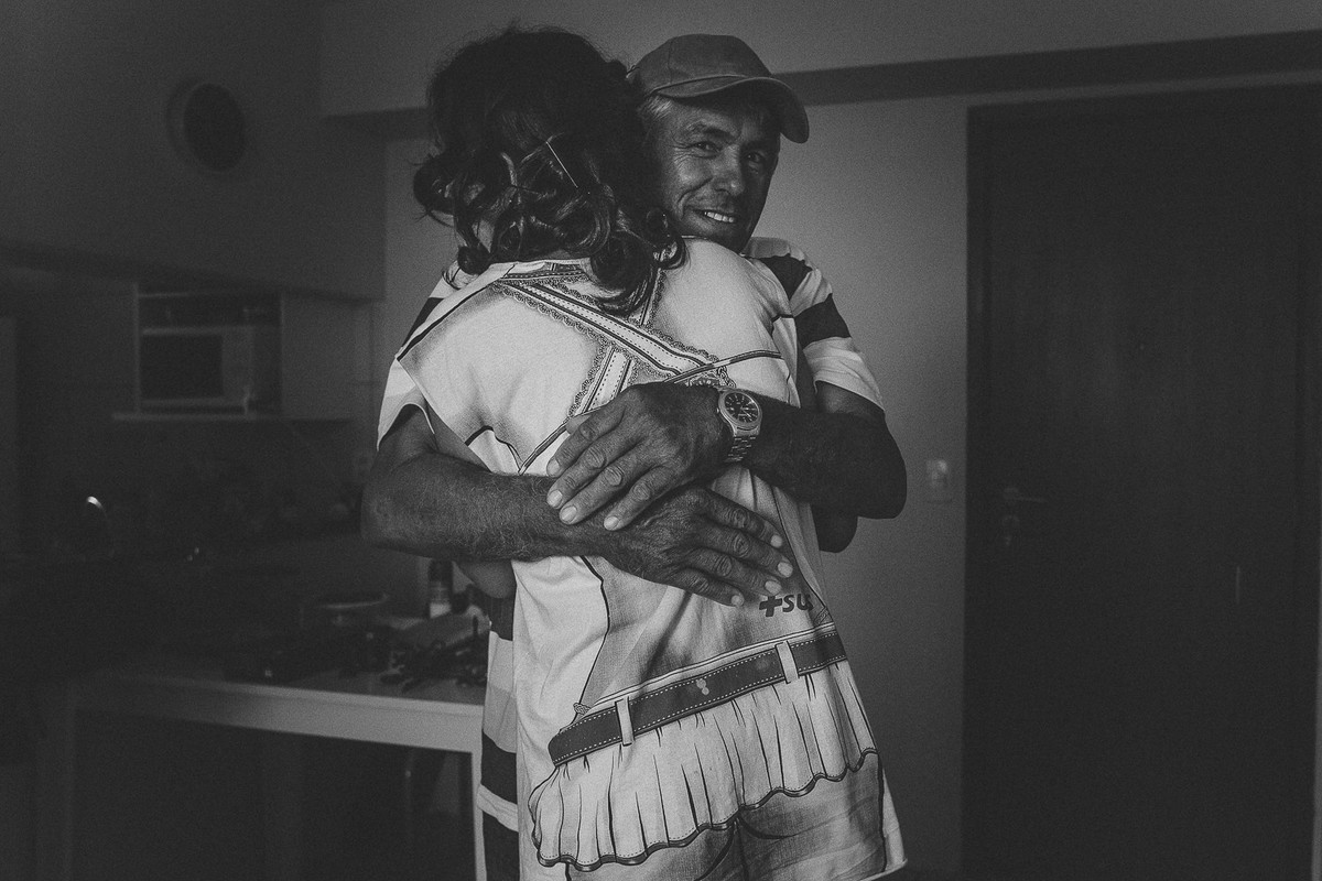 abraço entre pai e filha no dia do casamento. making of da noiva na cidade de recife pernambuco