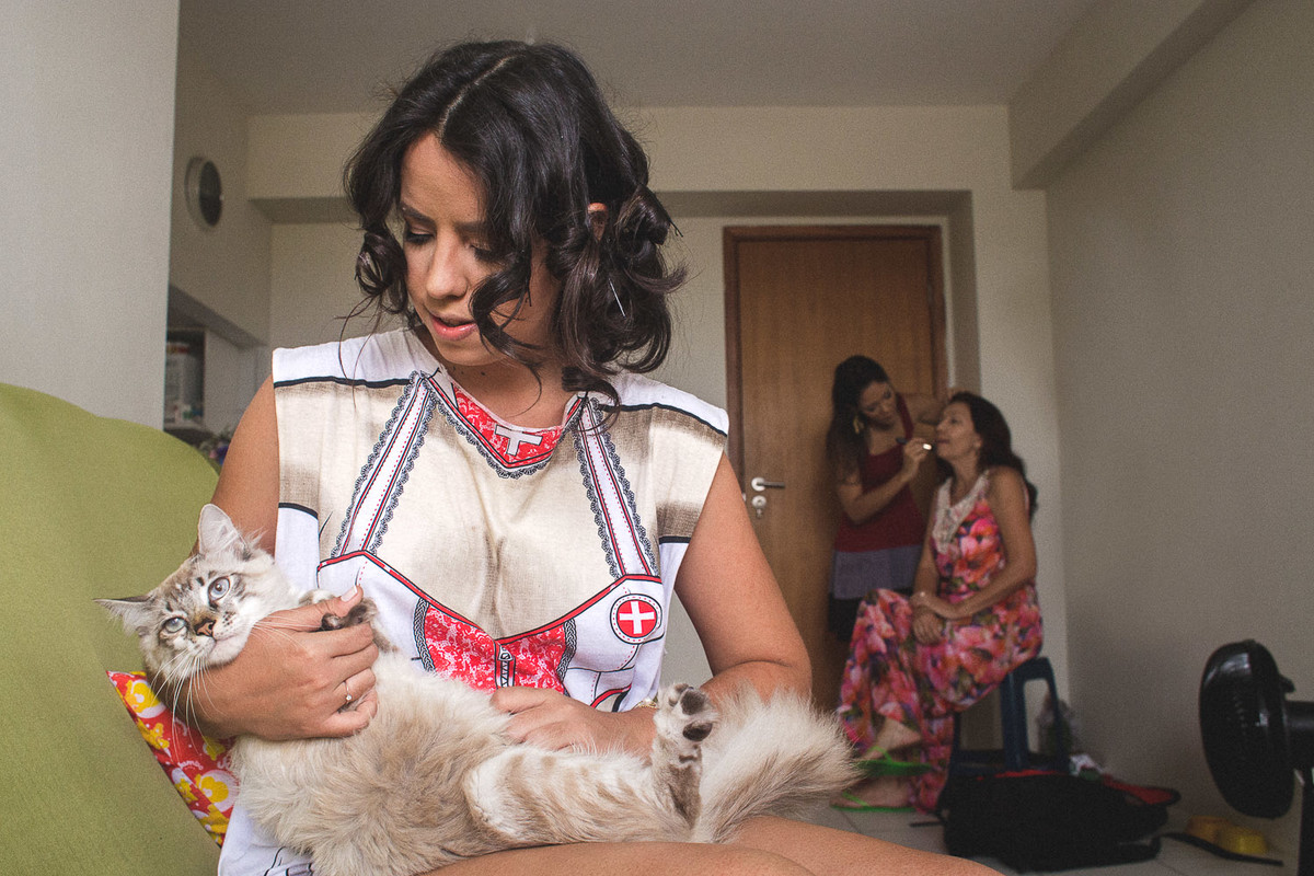 noiva lorena com seu gato. making of da noiva. mãe e filha se arrumando para o casamento.