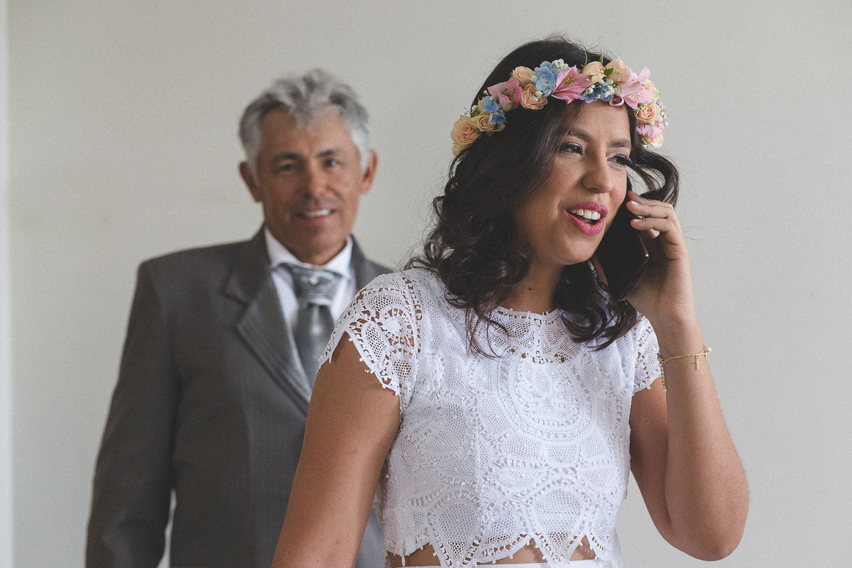 noiva falando ao celular, Pai e filha no dia do casamento. making of da noiva na cidade de recife pernambuco