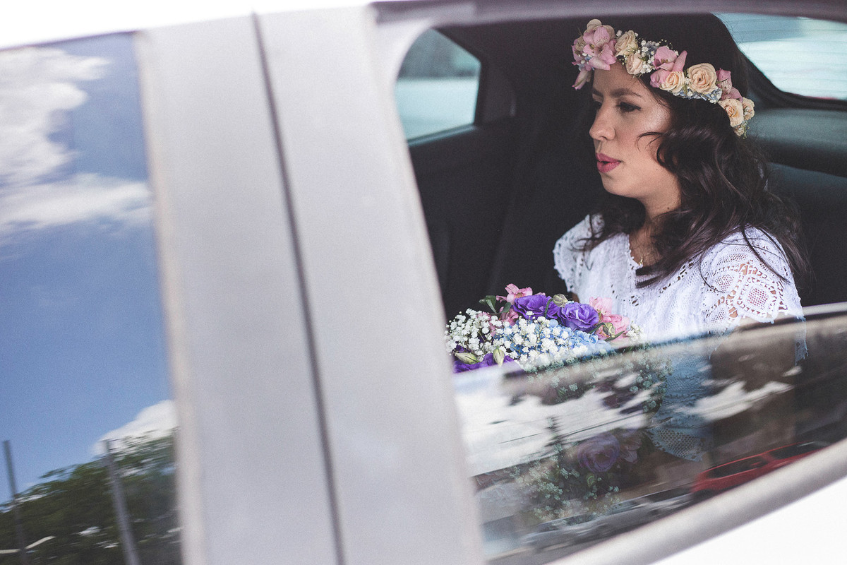 noiva tensa, respirando fundo dentro do carro antes do casamento começar