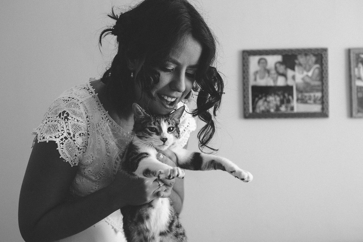 noiva brincando com gatinho. making of da noiva na cidade de recife pernambuco