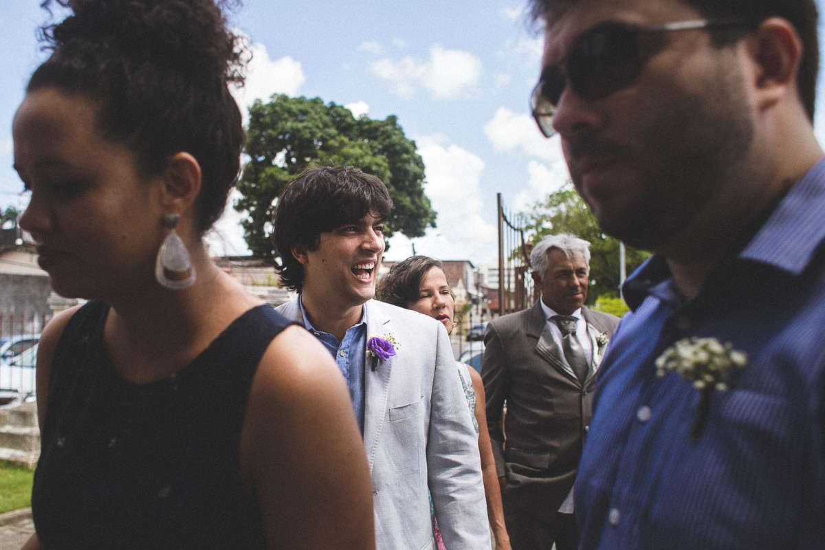 noivo sorrindo feliz esperando o casamento começar