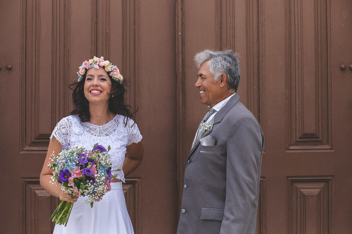 noiva e pai esperando na porta da igreja