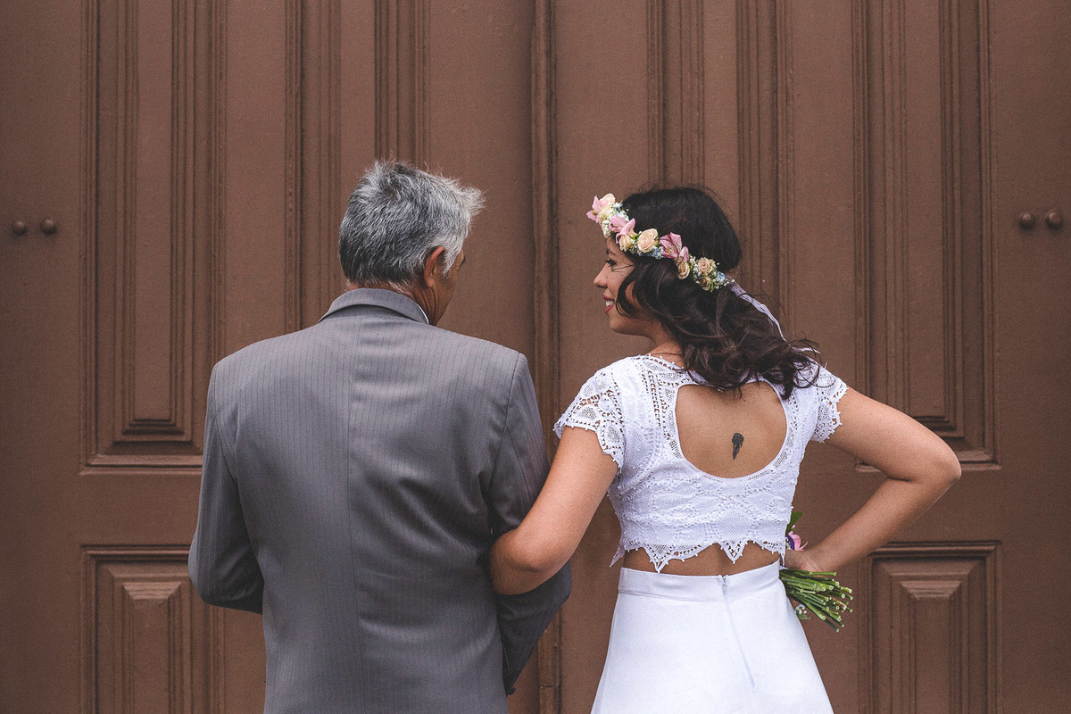 noiva e pai esperando na porta da igreja