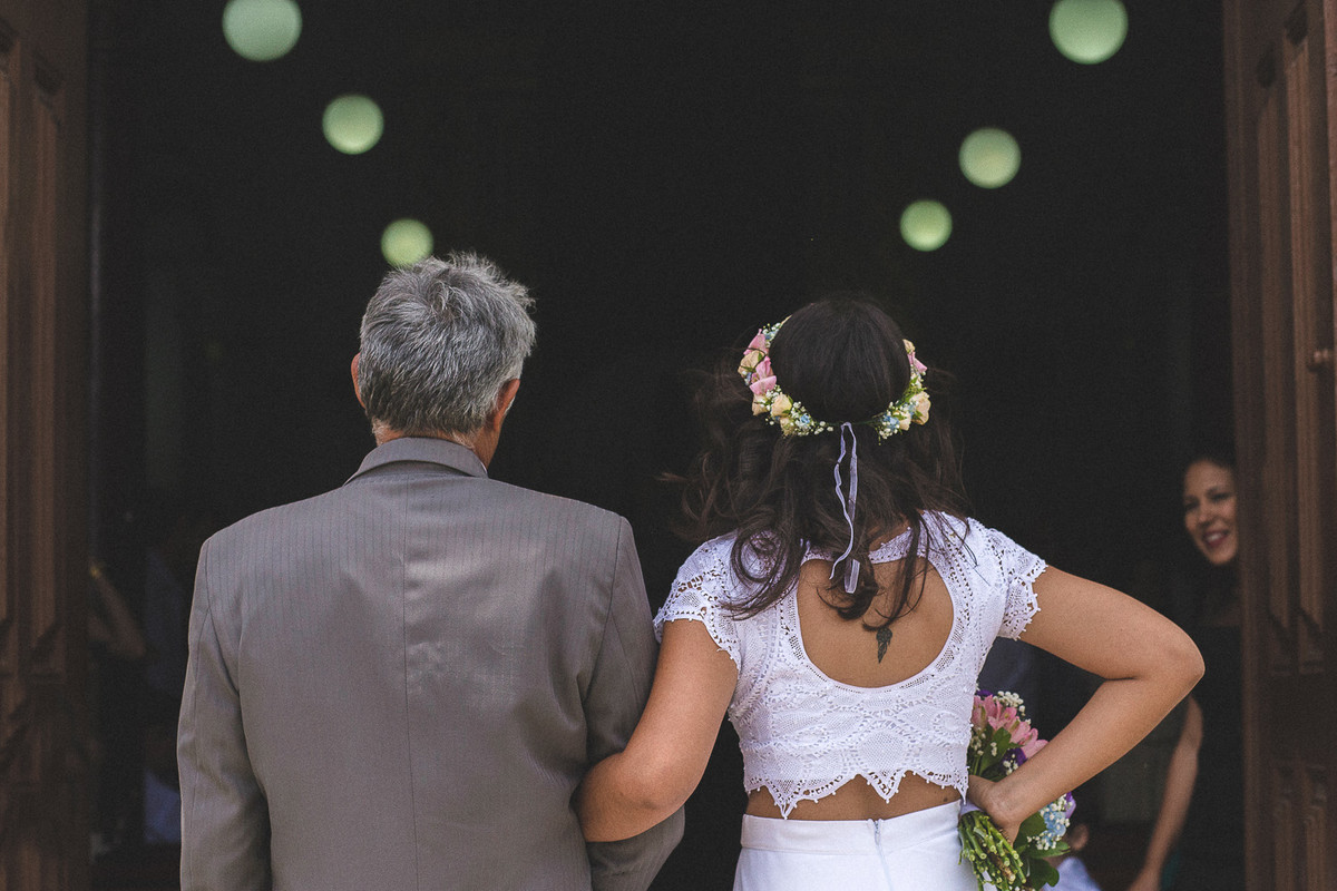momento que as portas se abrem pra entrada da noiva e seu pai