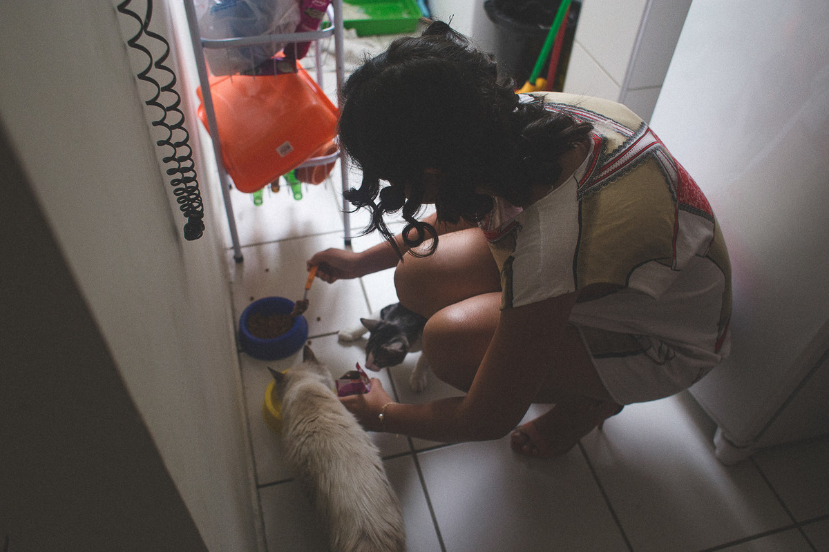 noiva alimentando seus gatinhos . making of da noiva na cidade de recife pernambuco