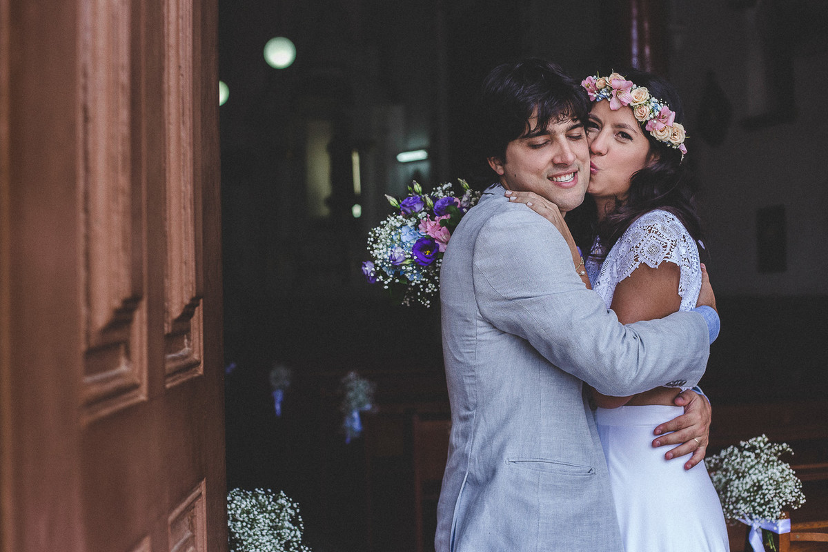 casal na igreja depois da cerimônia. decoração da igreja.