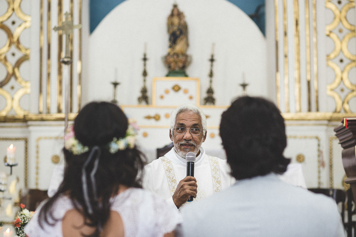 padre durante a missa de cerimônia de casamento