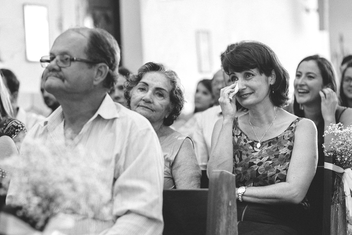 familiar chorando emocionada durante a cerimônia do casamento