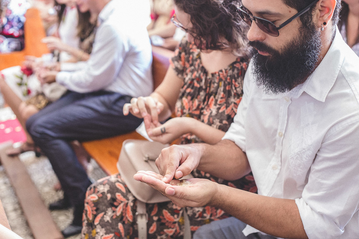 convidados colocando arroz na mão no final da cerimônia para jogar nos noivos