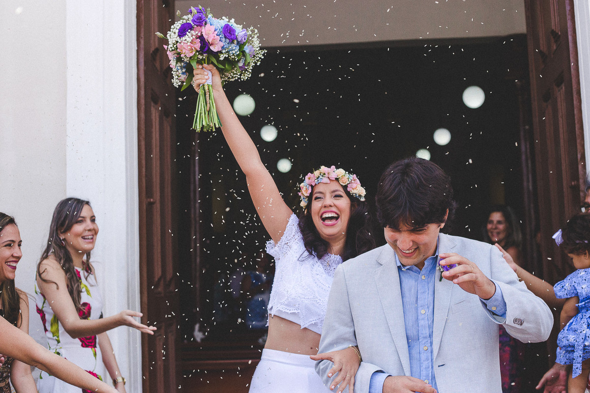 chuva de arroz nos noivos no final da cerimônia na porta da igreja