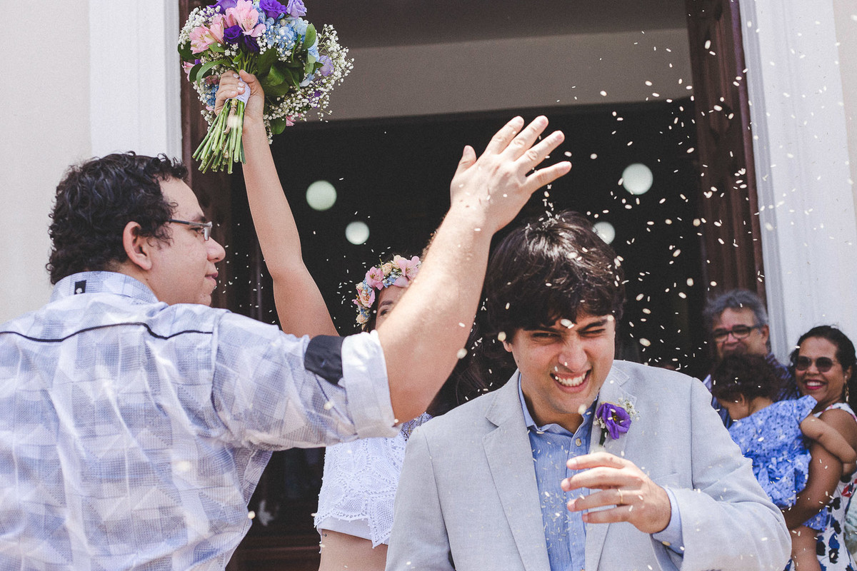 chuva de arroz nos noivos no final da cerimônia na porta da igreja
